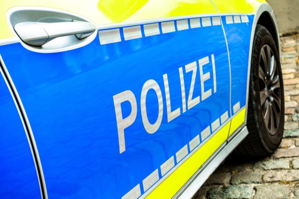 Der Mann ließ seine Wut an einem Streifenwagen aus (Symbolbild).