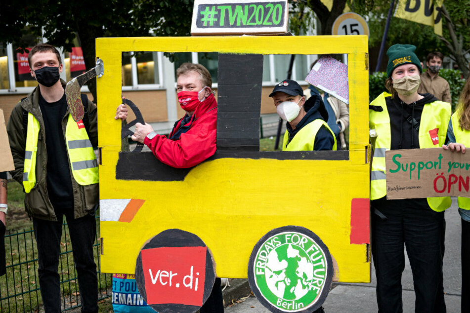 Mitarbeiter der Berliner Verkehrsbetriebe (BVG) streiken mit Hilfe der Aktivisten von Friday for Future vor dem BVG Betriebshof Cicerostraße mit einem Bus aus Pappe.