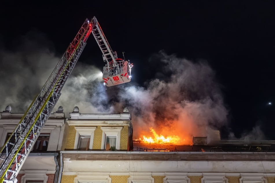 In einem Mehrfamilienhaus kam es zu einem Dachstuhlbrand. Zeitweise schlugen die Flammen deutlich aus dem Dach heraus.