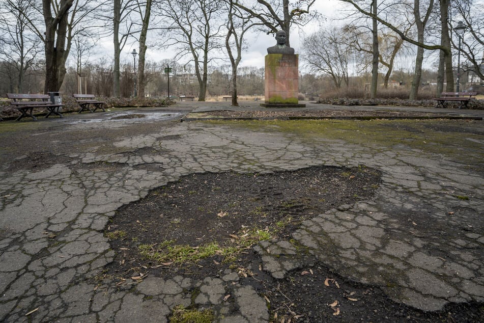 Auch der kleine Platz um das Ernst-Thälmann-Denkmal wird saniert.