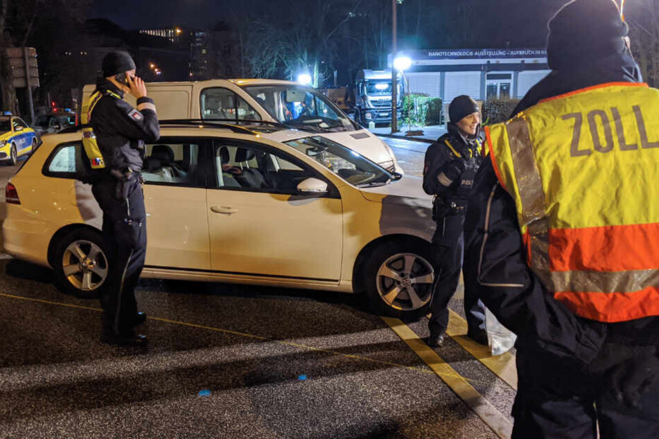 Die Einsatzkräfte kontrollieren ein Fahrzeug.