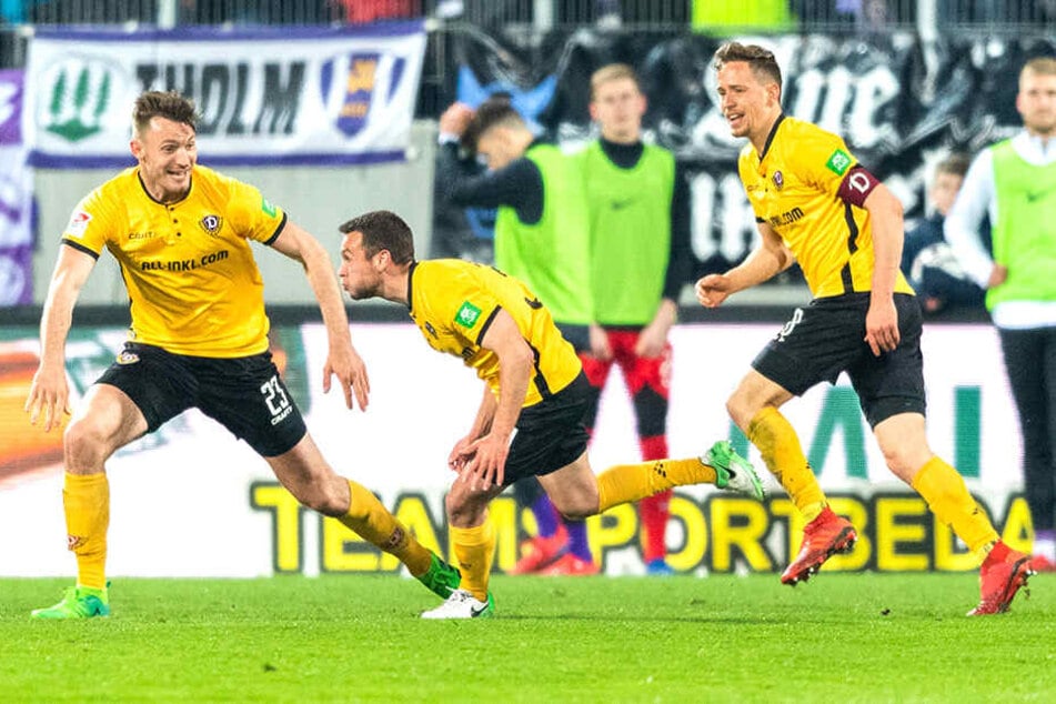 Beim Spiel gegen Aue lief Jannik Müller (rechts) als Kapitän auf, gehörte mit Florian Ballas zu den ersten Gratulanten beim Premierentreffer von Justin Löwe.