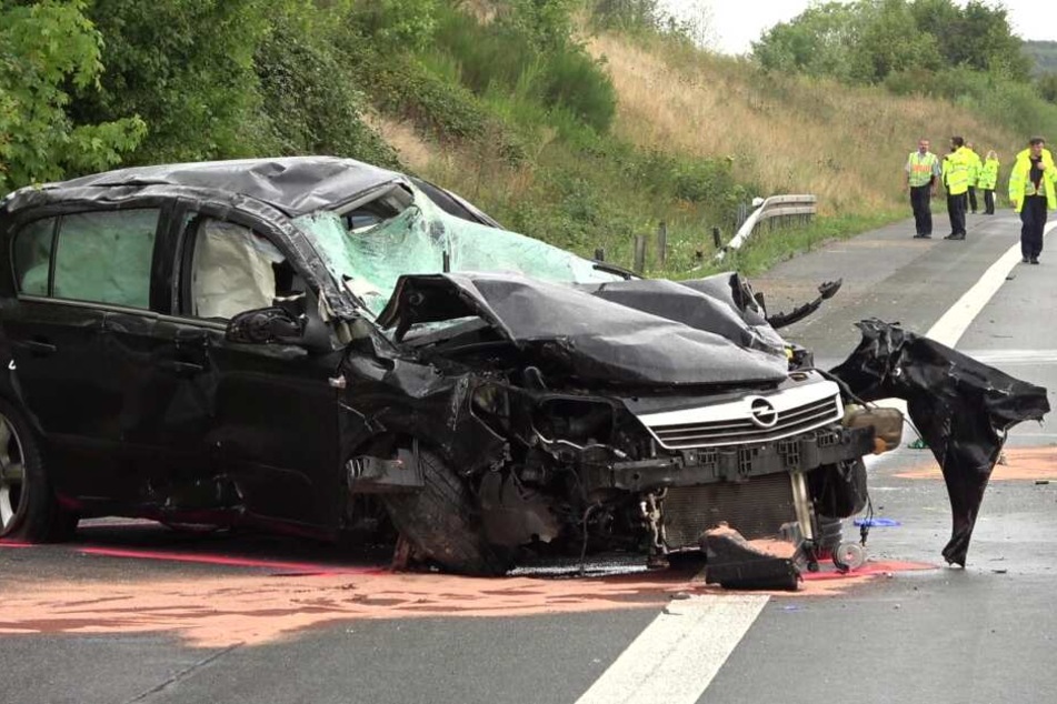 Der Wagen kam nach dem mehrfachen Überschlag an der Leitplanke der Autobahn zum Stehen.