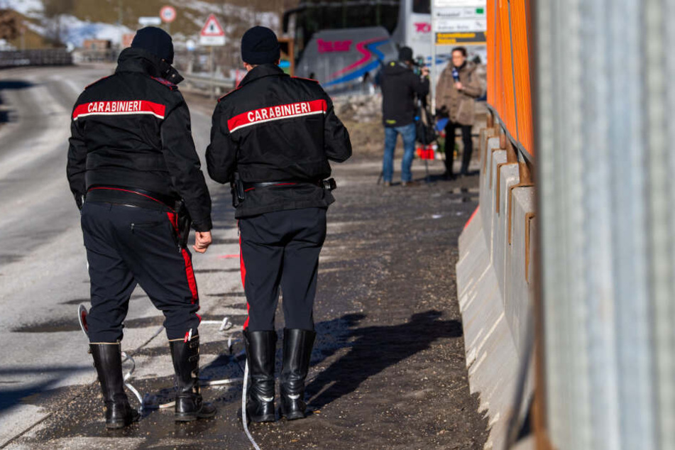 Zwei Einsatzkräfte der Carabinieri rekonstruieren den Unfallhergang.