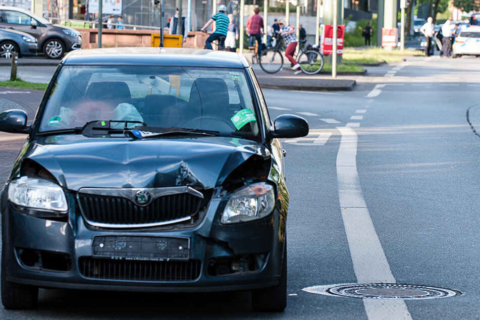 Der schwarze Skoda knallte auf den Wagen der Johanniter.