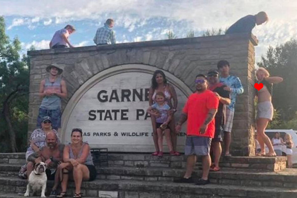 Das Urlaubsfoto dieser Familie hätte so schön sein können... wäre da nicht die Frau am rechten Bildrand.