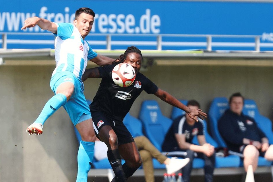 CFC-Abwehrmann Kostadin Velkov (l.) klärt in dieser Szene vor Rathenows Shelby Printemps.