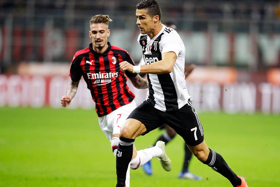 Er traf natürlich auch: Superstar Cristiano Ronaldo führte sein Team zum Sieg. Hier setzt sich CR7 gegen Milans Samuel Castillejo durch.