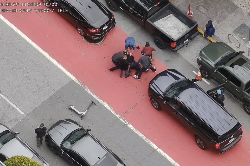 Drohnenaufnahme der Festnahme: Cops schnappten sich zwei mutmaßliche Sammelkarten-Räuber.