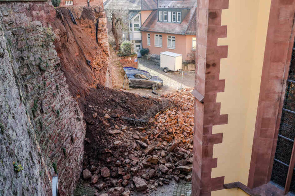 Ein Teil einer historischen Mauer stürzte ein.