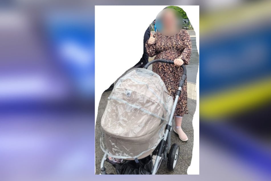 Die Vermisste schiebt einen sandfarbenen Kinderwagen durch die Straßen.