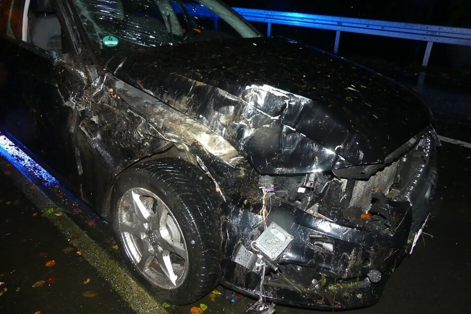 Der Audi des 25-jährigen Mannes wurde stark beschädigt, sodass er abgeschleppt werden musste.