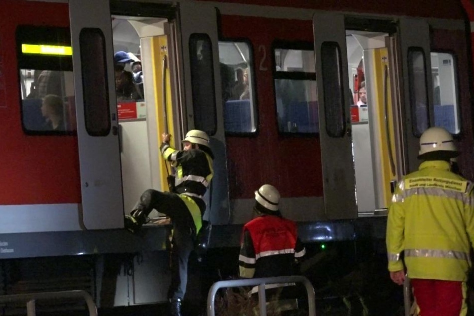 Blitz schlägt während Sturm "Fabienne" in Oberleitung ein