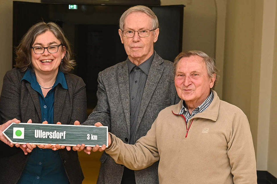 Umweltbürgermeisterin Eva Jähnigen (53, Grüne) mit Frank Werth (74) und Günther Schönberger (83, r.) bei der Berufung der Wanderwegewarte im Rathaus.