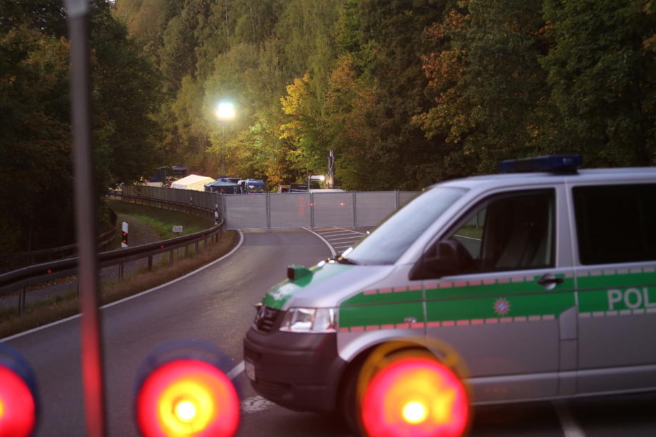 Die Polizei hat das Stück der Straße abgesperrt, gräbt seit Samstagmorgen nach Leichenteilen.