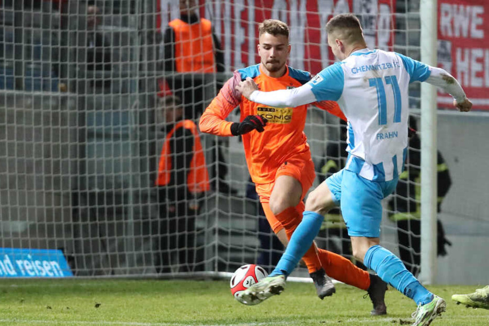 Auch von Erfurts Keeper Julian Knoll (h.) nicht aufzuhalten: CFC-Stürmer Daniel Frahn.
