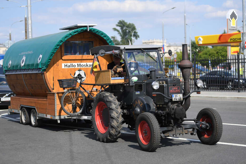 Auch mit dem Traktor kann man zur WM nach Moskau zu fahren.