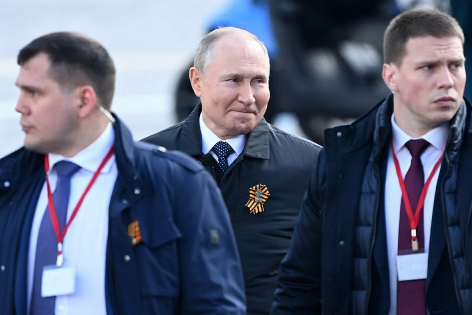 Wladimir Putin (69) mit seinen Bodyguards. Einer von ihnen soll immer die Ausscheidungen des Kreml-Chefs im Blick haben.