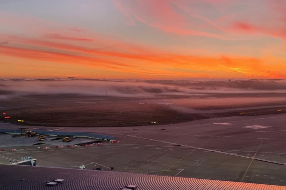 Flughafen Köln zeigt traumhaften Herbstmorgen