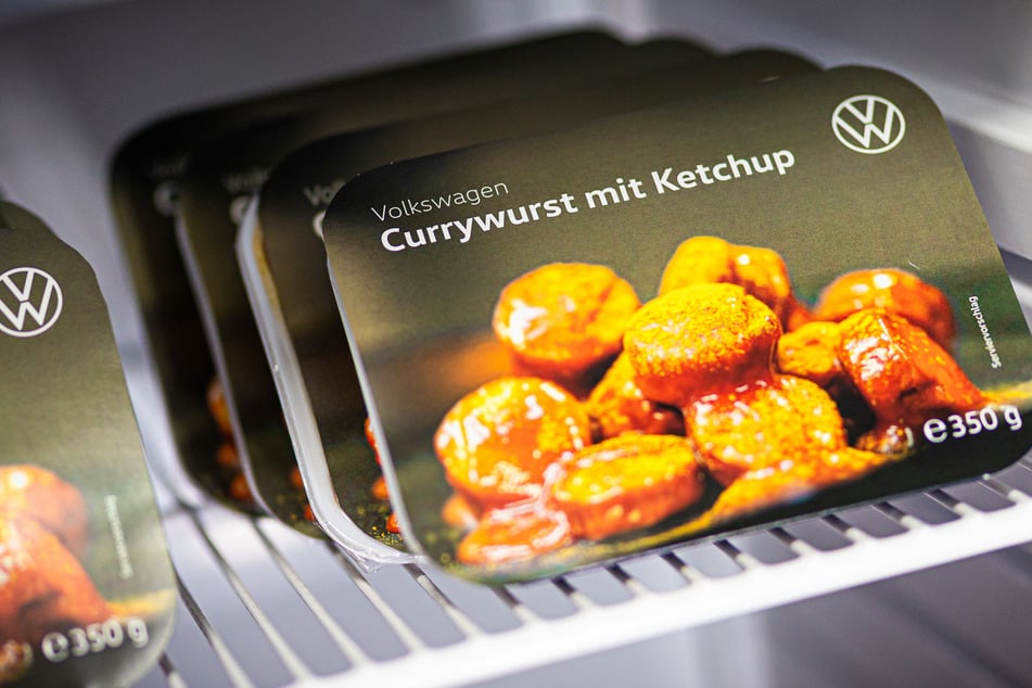 VW verkauft die populären Würstchen jetzt auch als Currywurst für zu Hause.