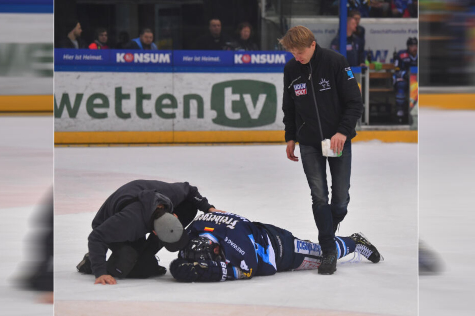 Steve Hanusch lag nach dem Foul von Shawn Weller auf dem Eis und musste von Arzt Lars Stephan (r.) behandelt werden.