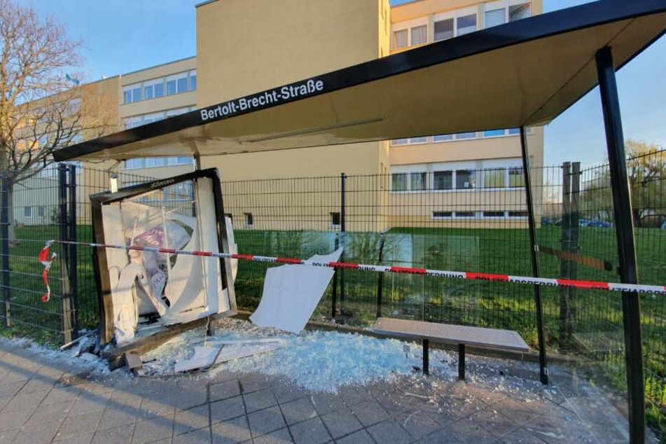 Dieses Bushäuschen wurde bei dem Unfall vollständig zerstört.