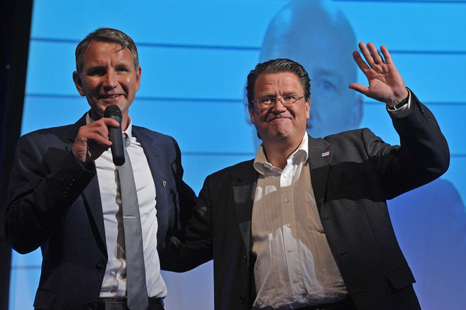 (v.l.) Björn Höcke (45, AfD) und Stephan Brandner (51, AfD) zeigten sich in Erfurt sichtlich erfreut.