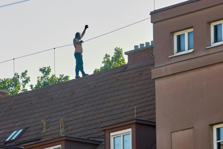 Ein mutmaßlicher Straftäter ist vor der Polizei auf das Dach seines Hauses in Wien-Hernals geflüchtet.