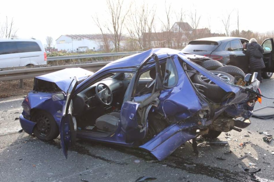 Einer der Unfallwagen war kaum noch wieder zu erkennen.