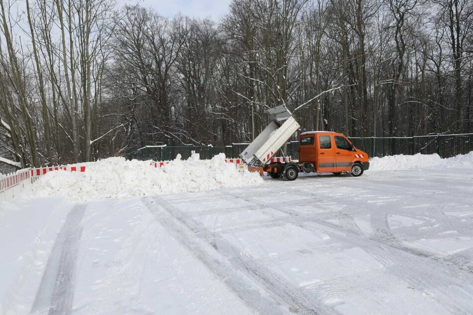 Auf dem Gelände an der Hans-Driesch-Straße wird der Schnee abgeladen.