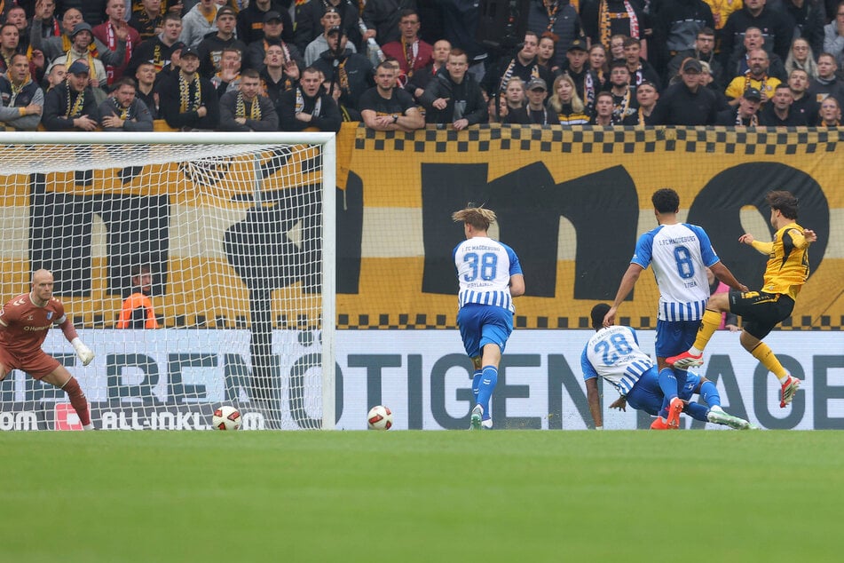 DIe Krönung: Mit seinem 2:0 gegen Magdeburg traf Simon Straudi (r.) erstmals im Profibereich.