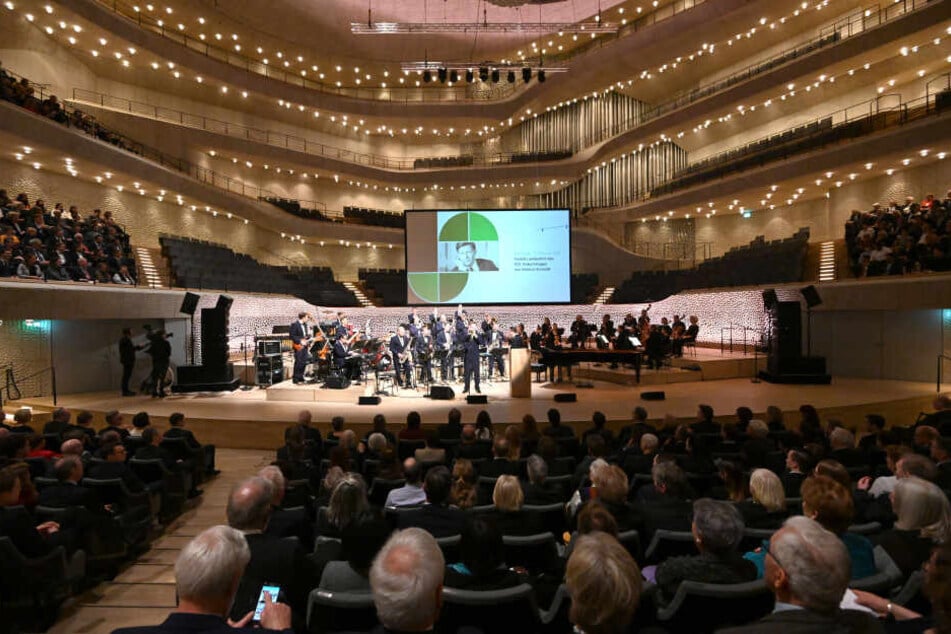 Die Besucher sitzen brav in der Elbphilharmonie, während das Orchester der Bundeswehr zum Festakt des 100. Geburtstages von Alt-Bundeskanzler Helmut Schmidt spielt.