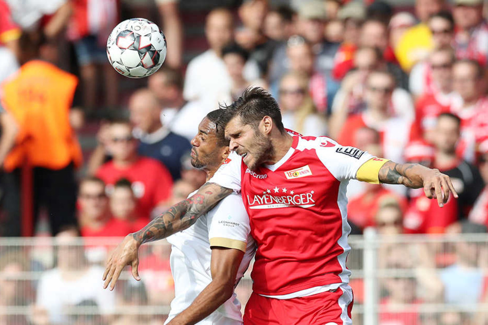 Die Partie war nicht nur wegen 40 Grad auf dem Platz heiß. Es ging zur Sache, wie hier zwischen Aues Malcolm Cacutalua (l.) und Christopher Trimmel.