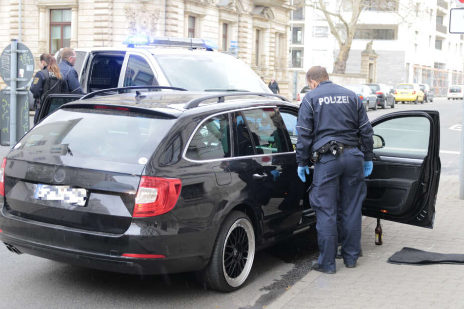 Die Jagd fand jedoch ein jähes Ende, als der 33-Jährige einen Polizeiwagen rammte.