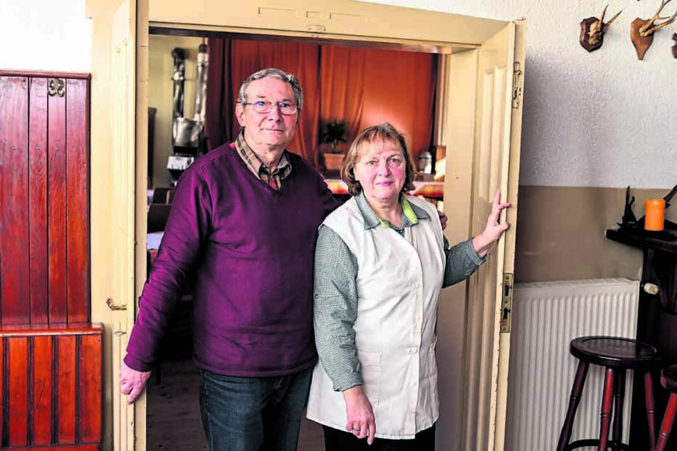 Gasthof-Betreiber Reinhild (67) und Wolfgang Martin (66) wollen nach vielen nervenaufreibenden Jahren der Ungewissheit endlich umsiedeln.