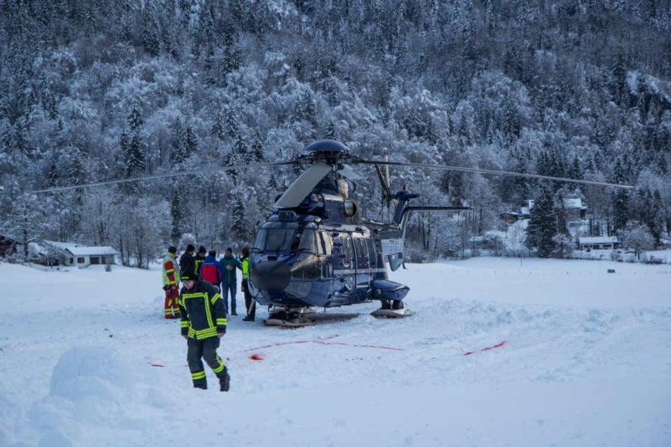 Der Hubschrauber (o.) konnte erst mit Verspätung aufsteigen zur Rettung aufsteigen.