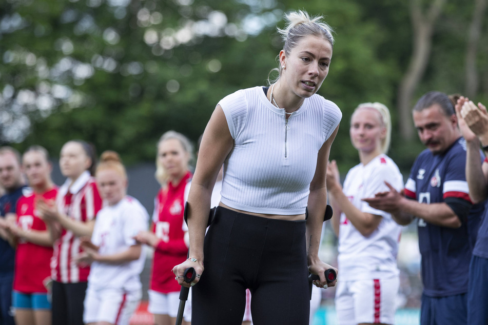 Die Mittelfeldspielerin zog sich im Mai im Training beim 1. FC Köln einen Kreuzbandriss im rechten Knie zu.