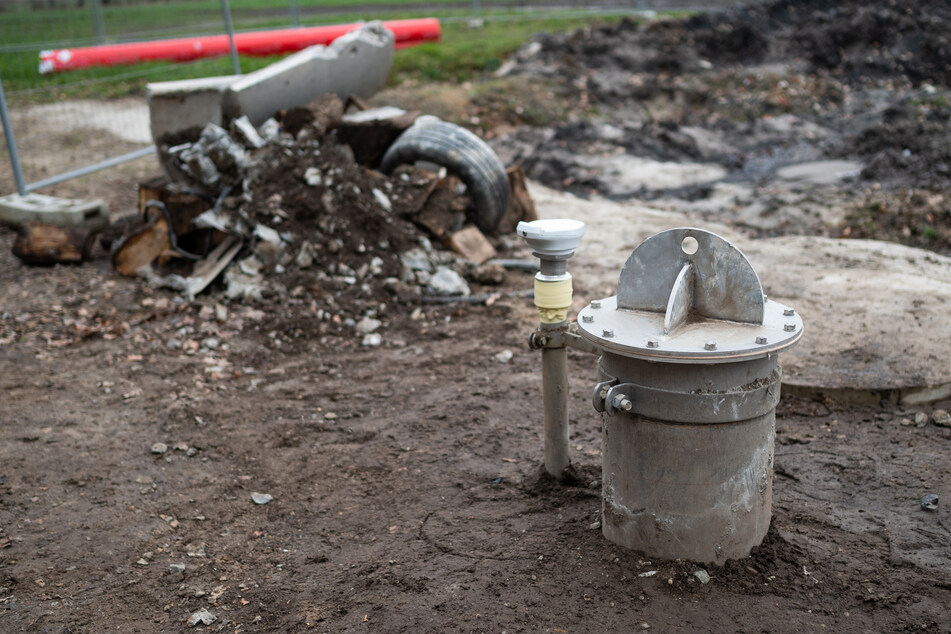 Unrat liegt hinter dem Brunnenkopf auf der Baustelle vom geplanten Coca-Cola-Brunnen.