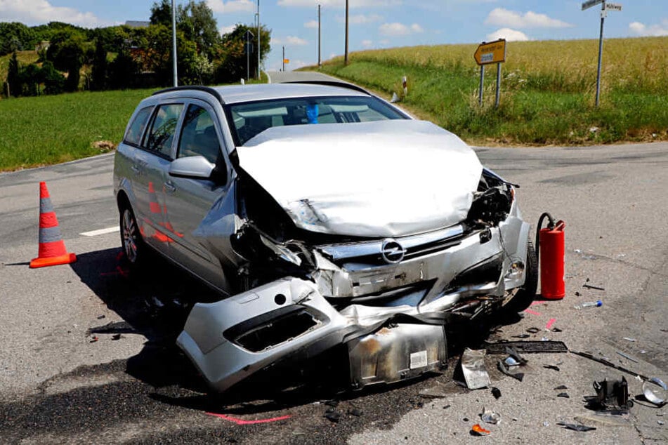 Der Opel wurde bei dem Unfall heftig demoliert.