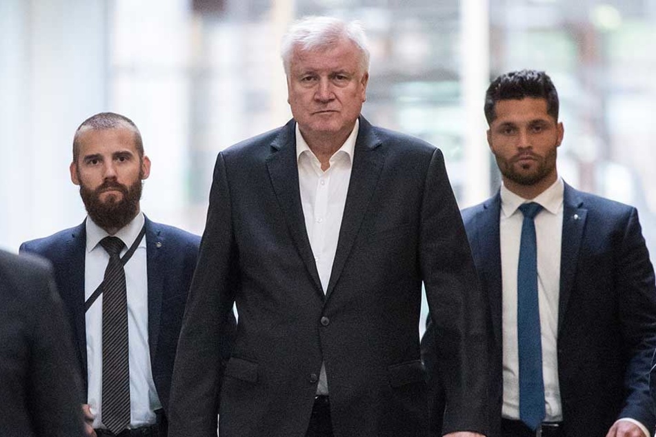 Erschöpft, aber immer noch da: Innenminister Horst Seehofer (Mitte) will nun nicht mehr zurücktreten.
