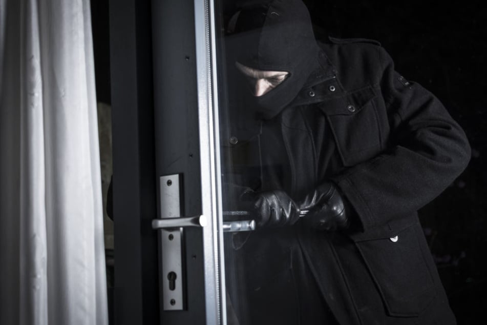 Der Einbrecher gelangte über den Balkon in die Erdgeschoss-Wohnung... (Symbolbild)