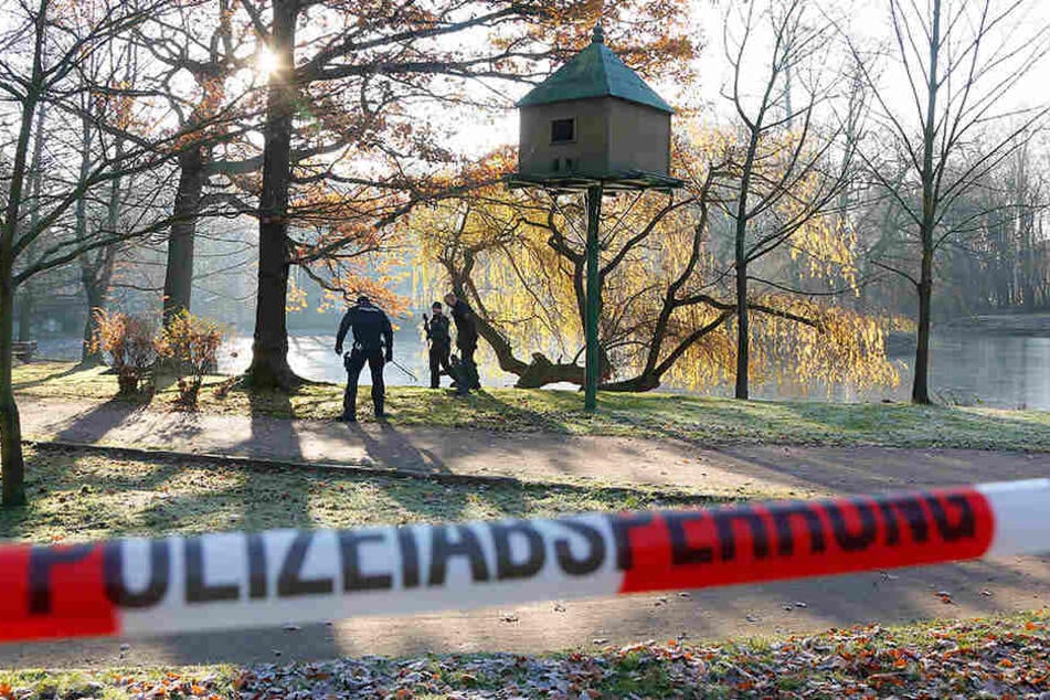 Nach dem gewaltsamen Tod von Sascha B. am Schwanenteich in Mittweida suchte die Polizei nach Spuren. 