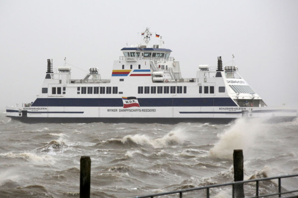 Die Fähre "Schleswig-Holstein" verlässt am Mittag als letzte heutige Fährverbindung den Hafen von Dagebüll nach Föhr