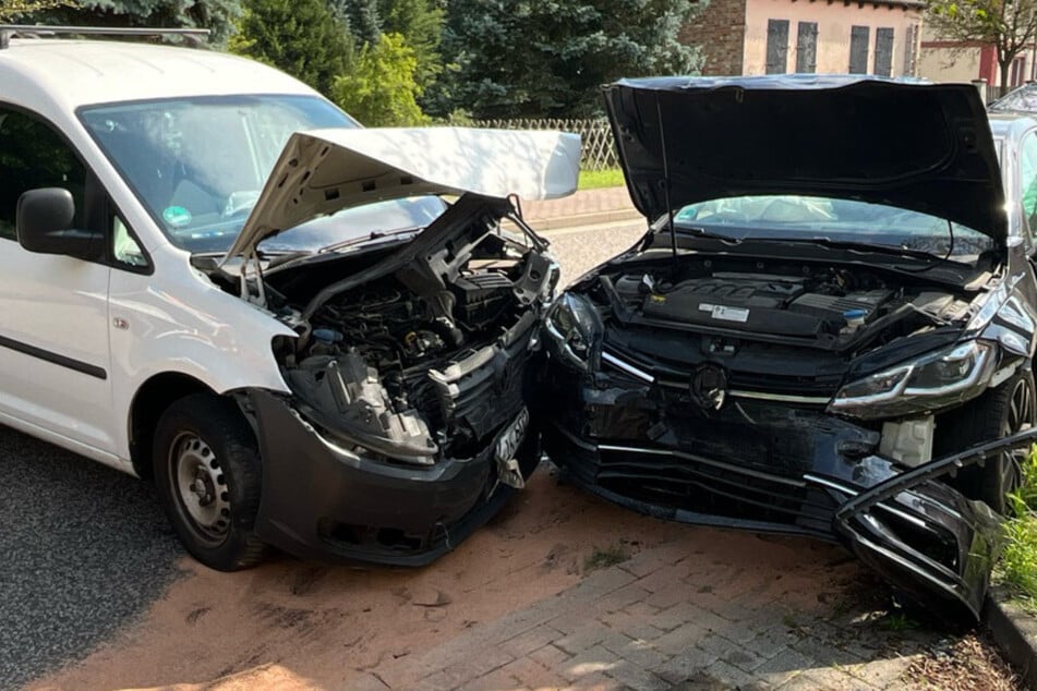 Unwohl am Steuer: VW kracht frontal in Kleintransporter