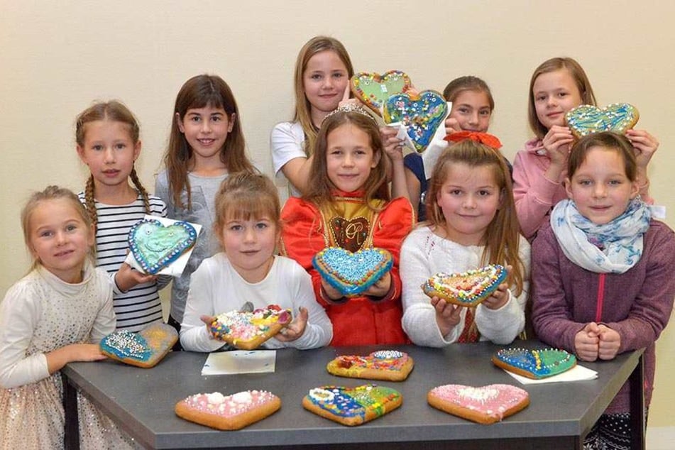Pfefferkuchenprinzessin Annabell I. (8, Mitte) verzierte mit den kleinen Mädchen, die gern ihr Amt übernehmen wollen, Pfefferkuchen.