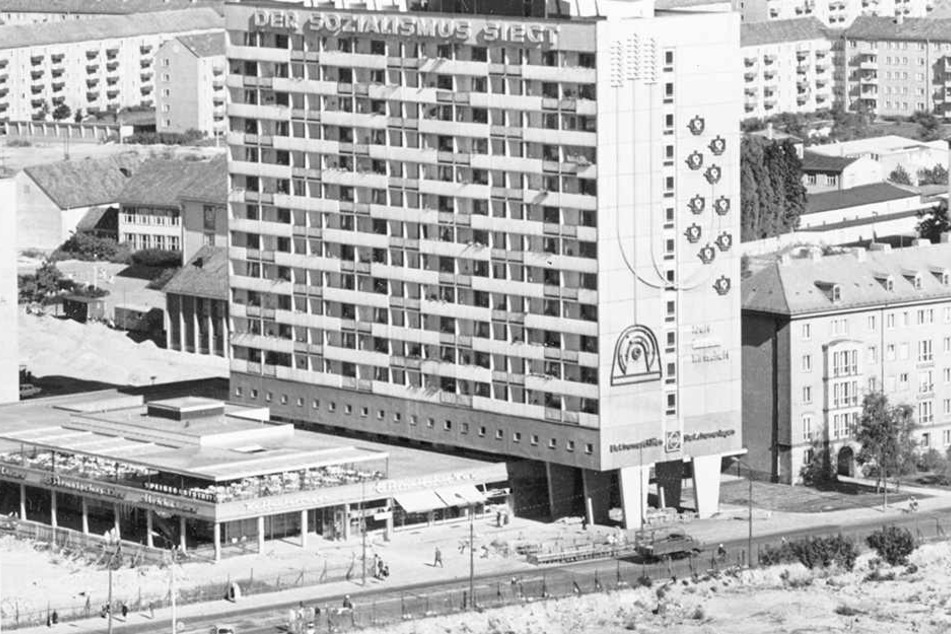 "Der Sozialismus siecht": Die Hochhausplatte von 1966 wurde durch den Protestslogan gegen die DDR berühmt.