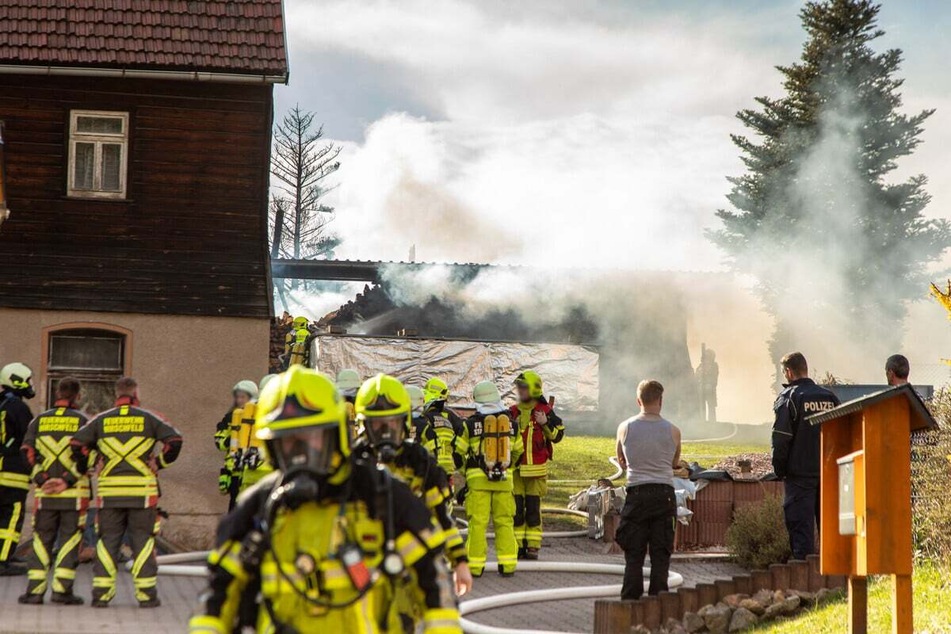 Ein Unterstand war in Brand geraten, zahlreiche Feuerwehrkräfte rückten an.