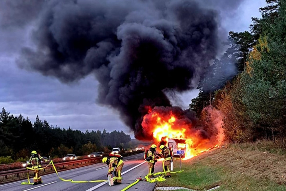 Die Kameraden der Feuerwehr konnten die Flammen löschen, das Wohnmobil brannte jedoch aus.