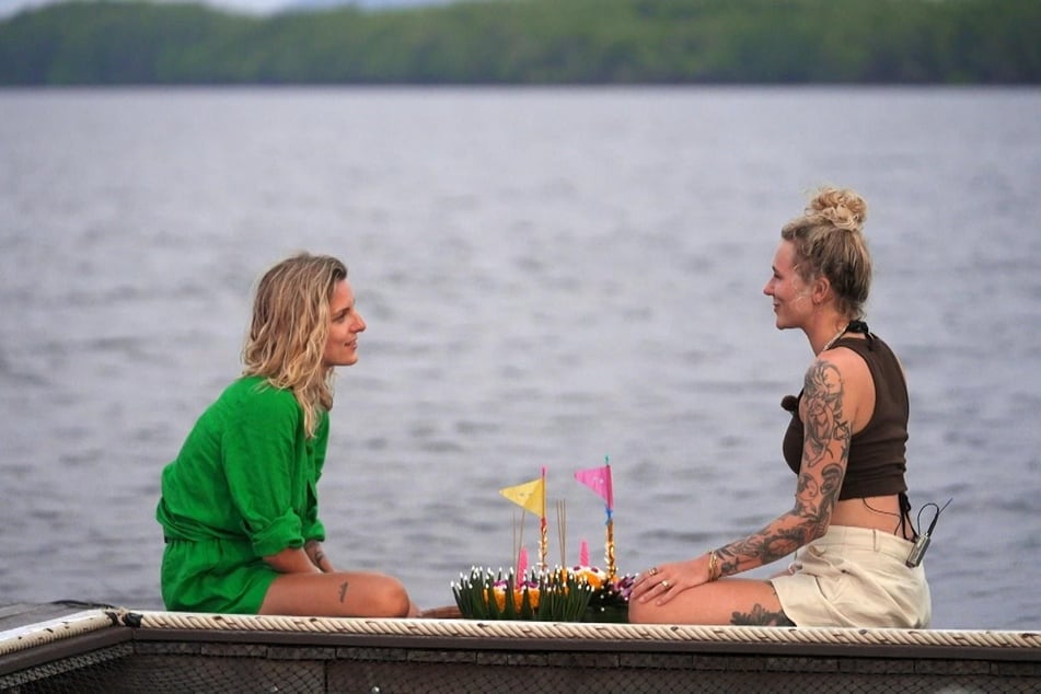 Lea (30, l.) und Christine (28) verbringen eine romantische Nacht in einem schwimmenden Haus.