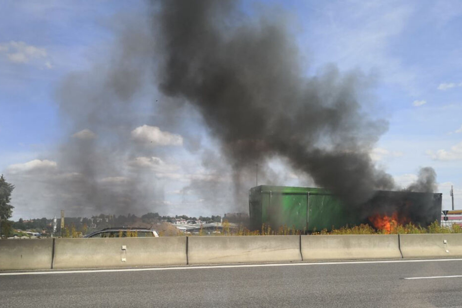 Feuer und dichter Qualm waren an dem Hänger zu sehen.
